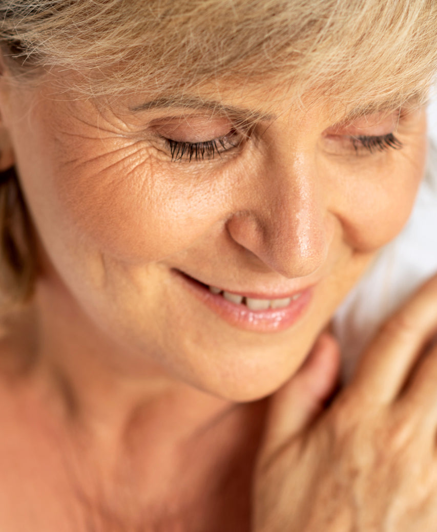 natural almond mascara by Ere Perez applied on sensitive eyes for a moisturising long-lasting lift