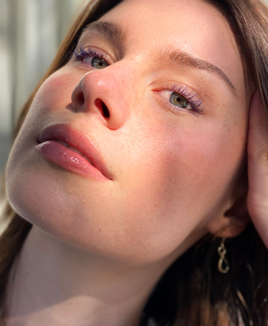 natural almond mascara by Ere Perez applied on the eyes for a long-lasting colourful lift