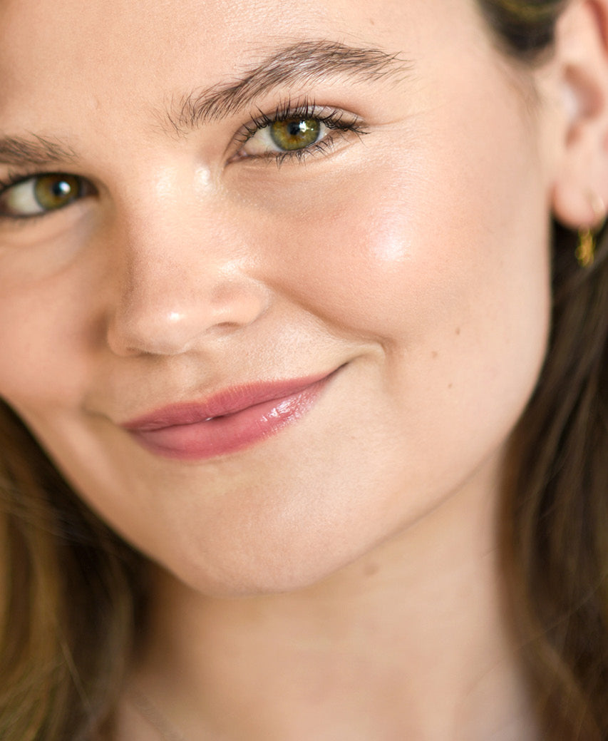 Natural & delicate oat milk foundation applied on sensitive skin for clear complexion