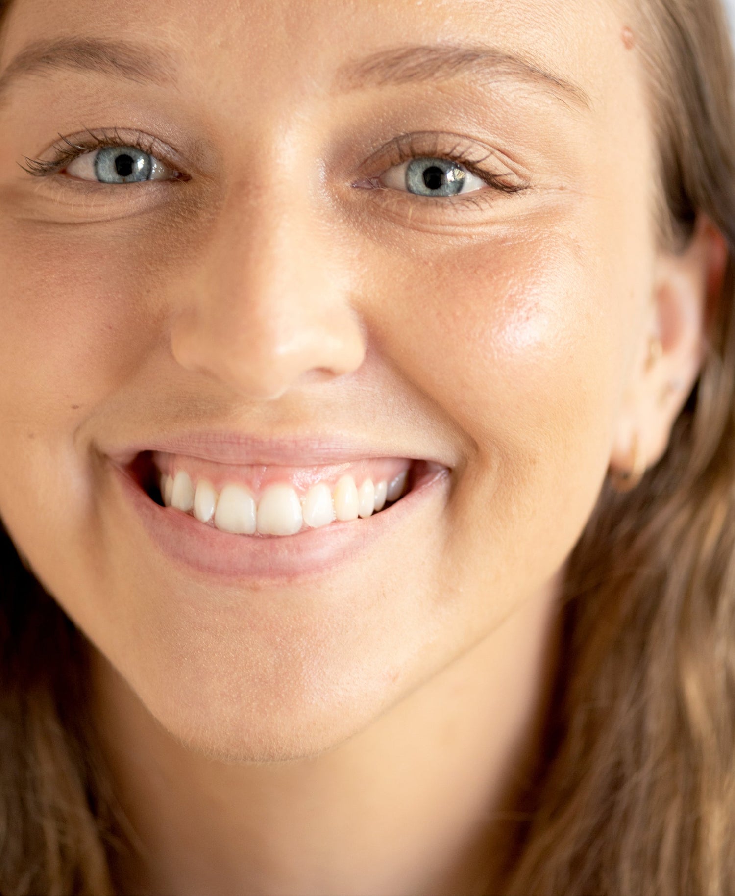 Hydrating & delicate oat milk foundation applied on sensitive skin for clear and even skin