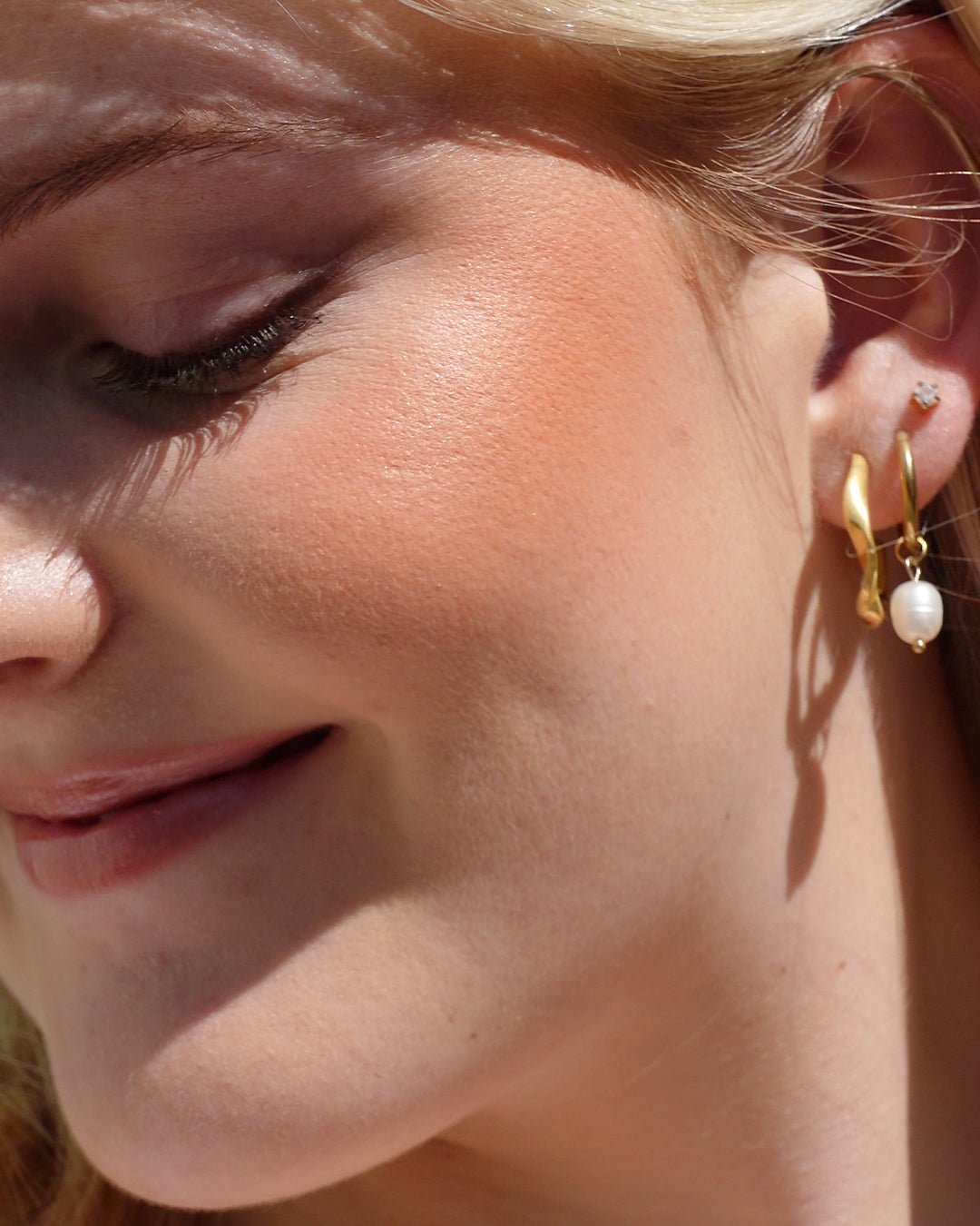 natural & gentle rice powder blush in its wheel and applied on skin for a pop of colour