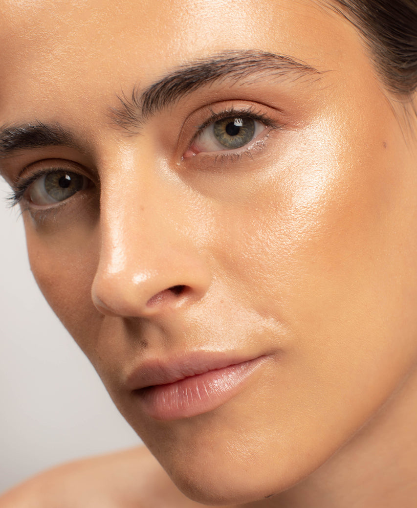all-natural & gentle rice powder bronzer Ere Perez applied on skin for a radiant look