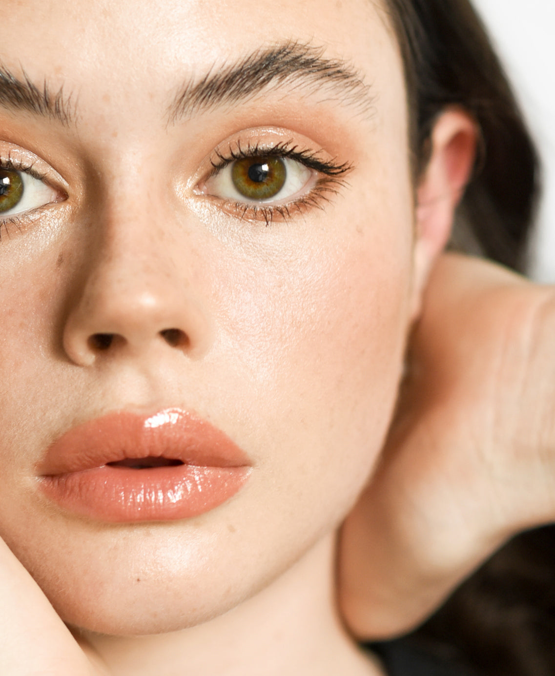 natural & gentle rice powder bronzer Ere Perez applied on skin for a golden summer glow