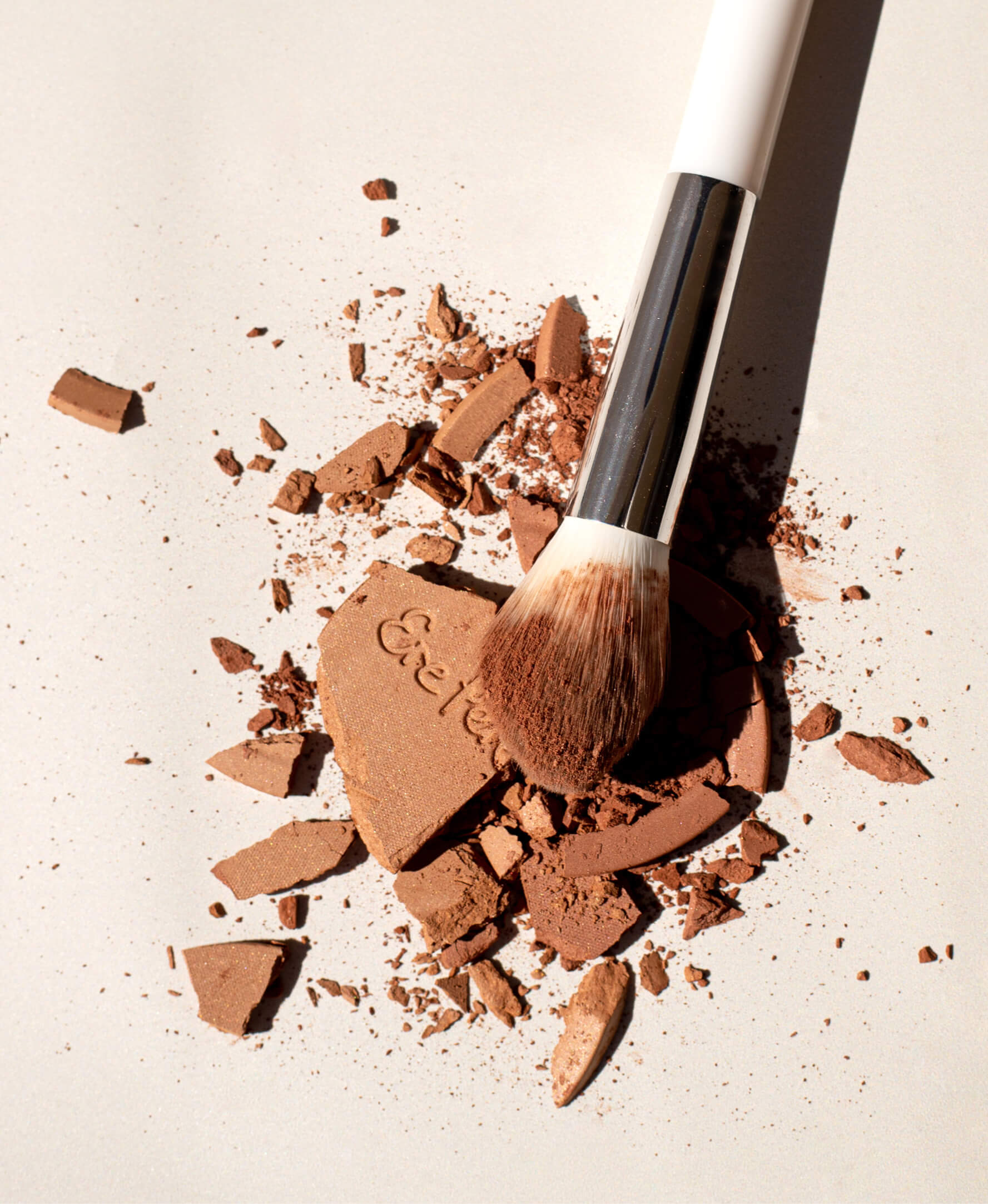Powder of natural rice bronzer for a tanned look