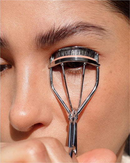 Comparison of spectacular eyelash curlers after use for pinch-free lifted curls