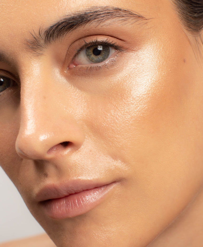 organic vanilla highlighter Ere Perez applied on the skin for a flattering shine