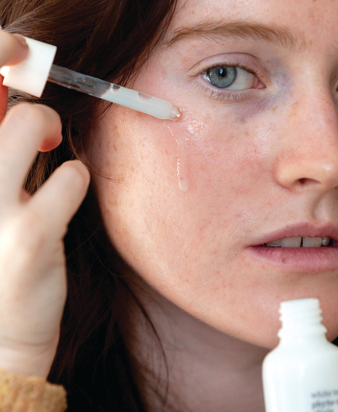 eco-friendly white tea phyto-retinol elixir Ere Perez applied on the skin for a hydrating plumping effect |