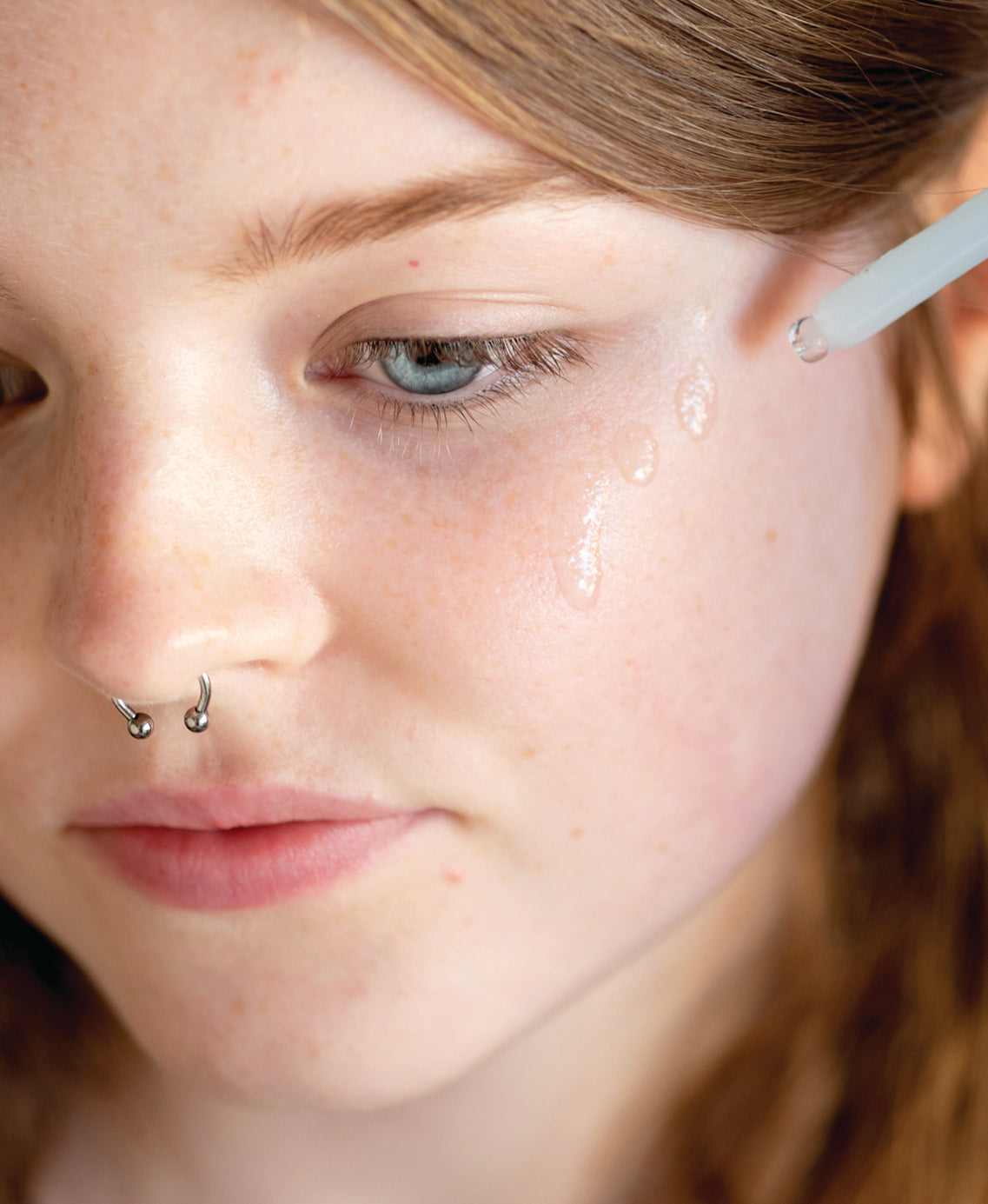 organic white tea phyto-retinol elixir Ere Perez applied on the skin for a moisturising plumping effect |