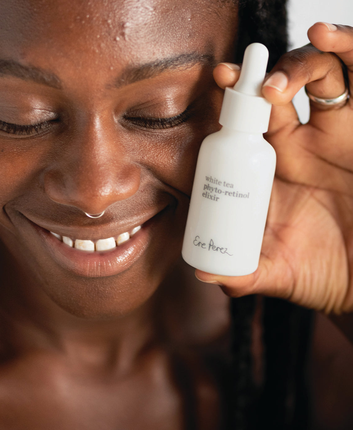 organic white tea phyto-retinol elixir by Ere Perez in its recyclable bottle and applied on sensitive skin for a gentle plumping effect |