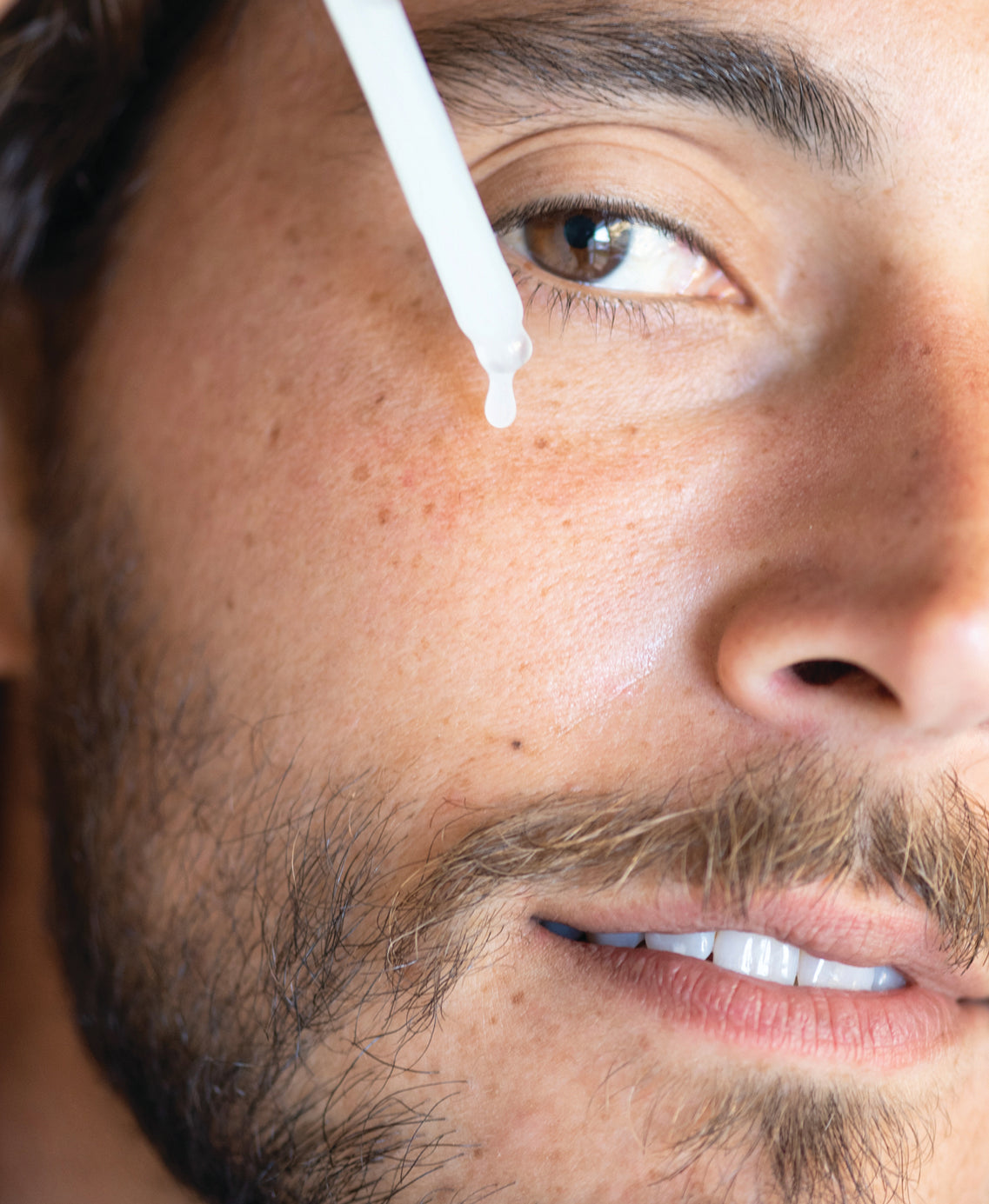 natural white tea phyto-retinol elixir Ere Perez applied on the skin for a hydrating brightening effect |