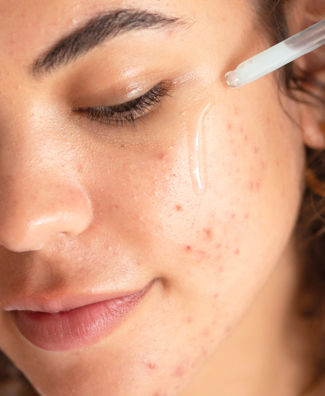 cruelty-free white tea phyto-retinol elixir Ere Perez applied on the skin for a moisturising brightening effect|