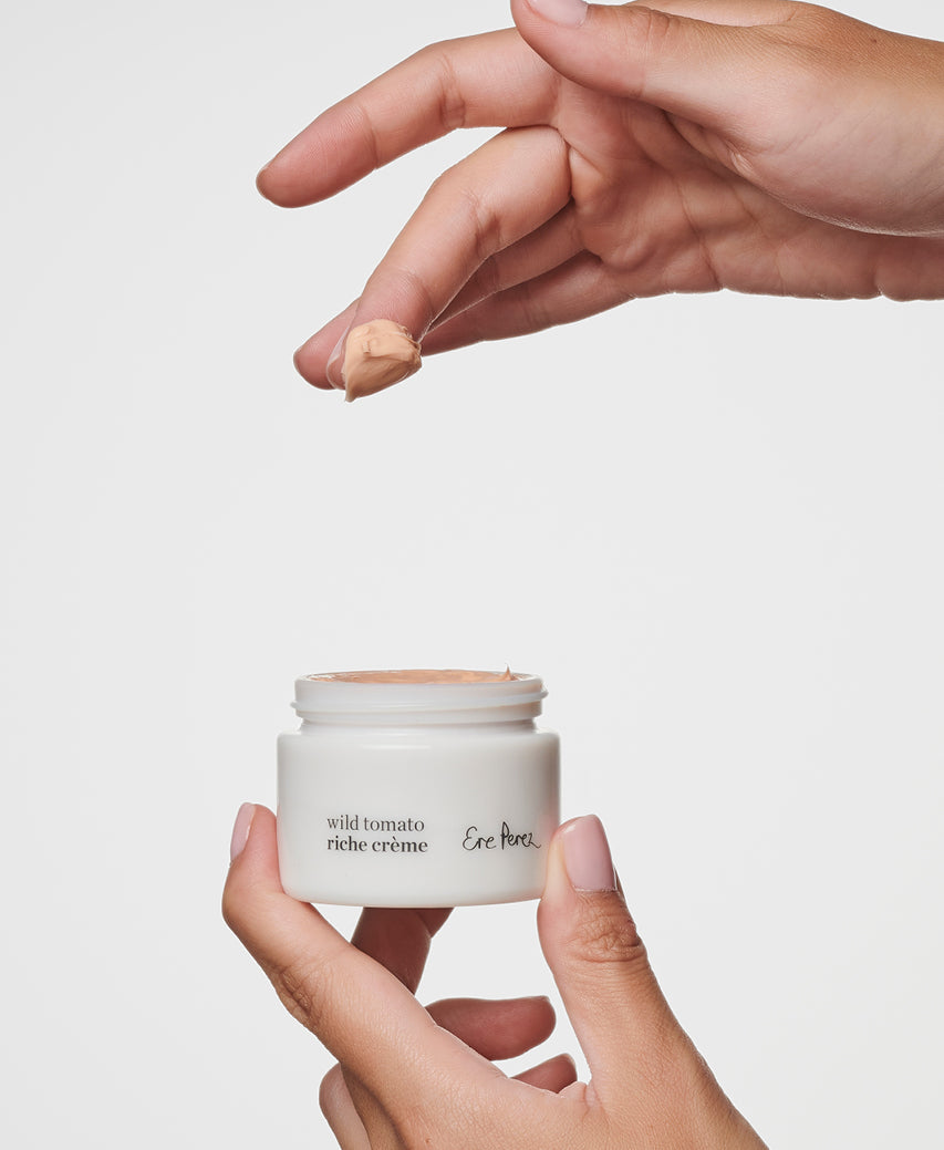 swatch of eco-friendly wild tomato riche crème Ere Perez on finger