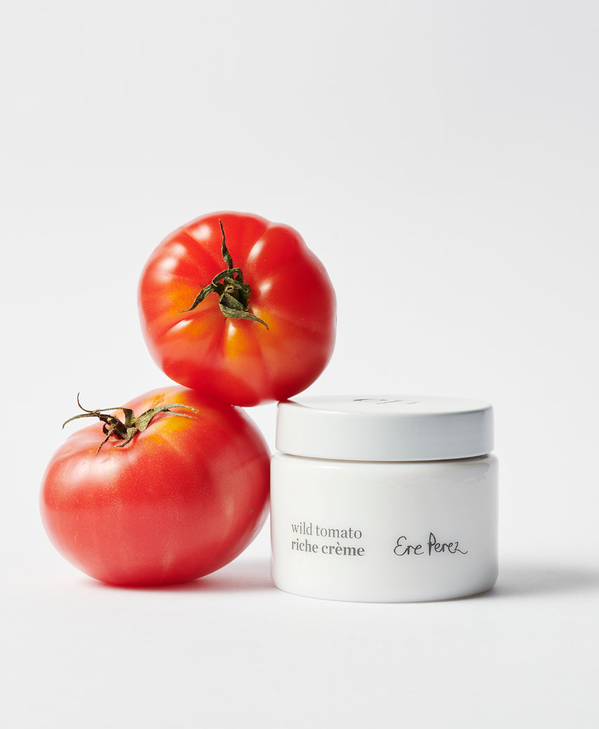 organic wild tomato riche crème by Ere Perez next to its star ingredient: tomato