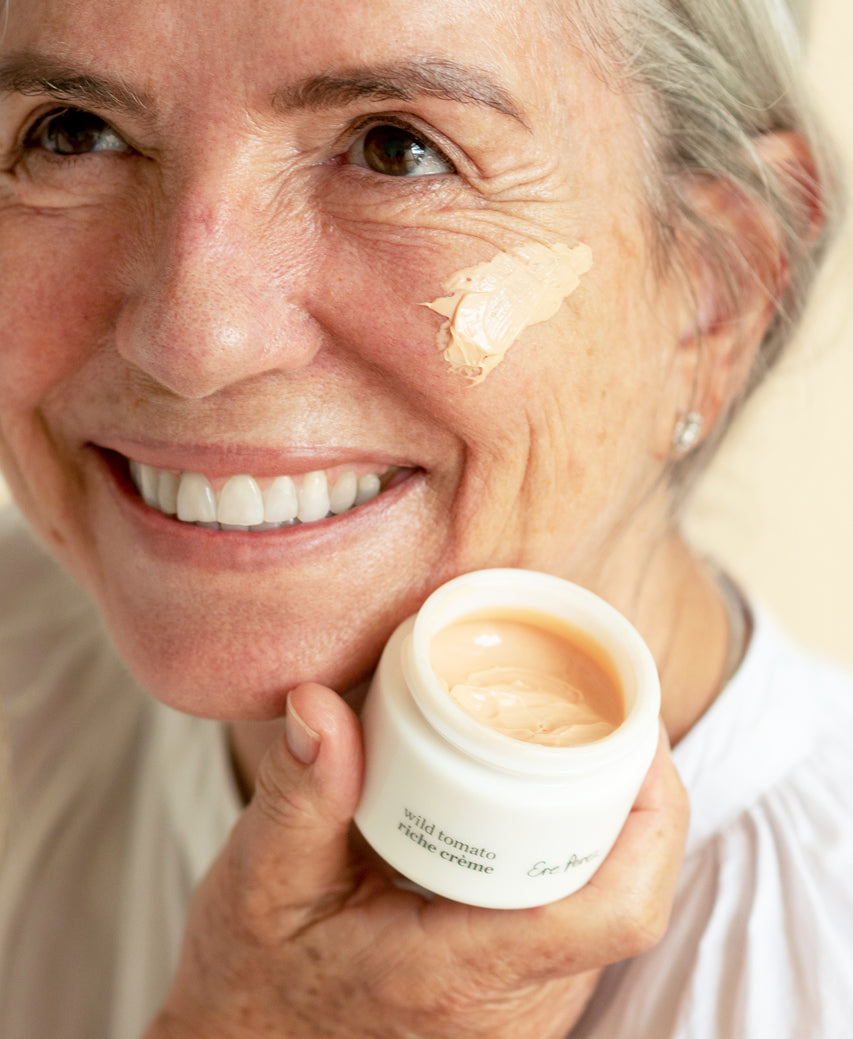 organic wild tomato riche crème Ere Perez applied on sensitive skin for a refreshing rejuvenating effect