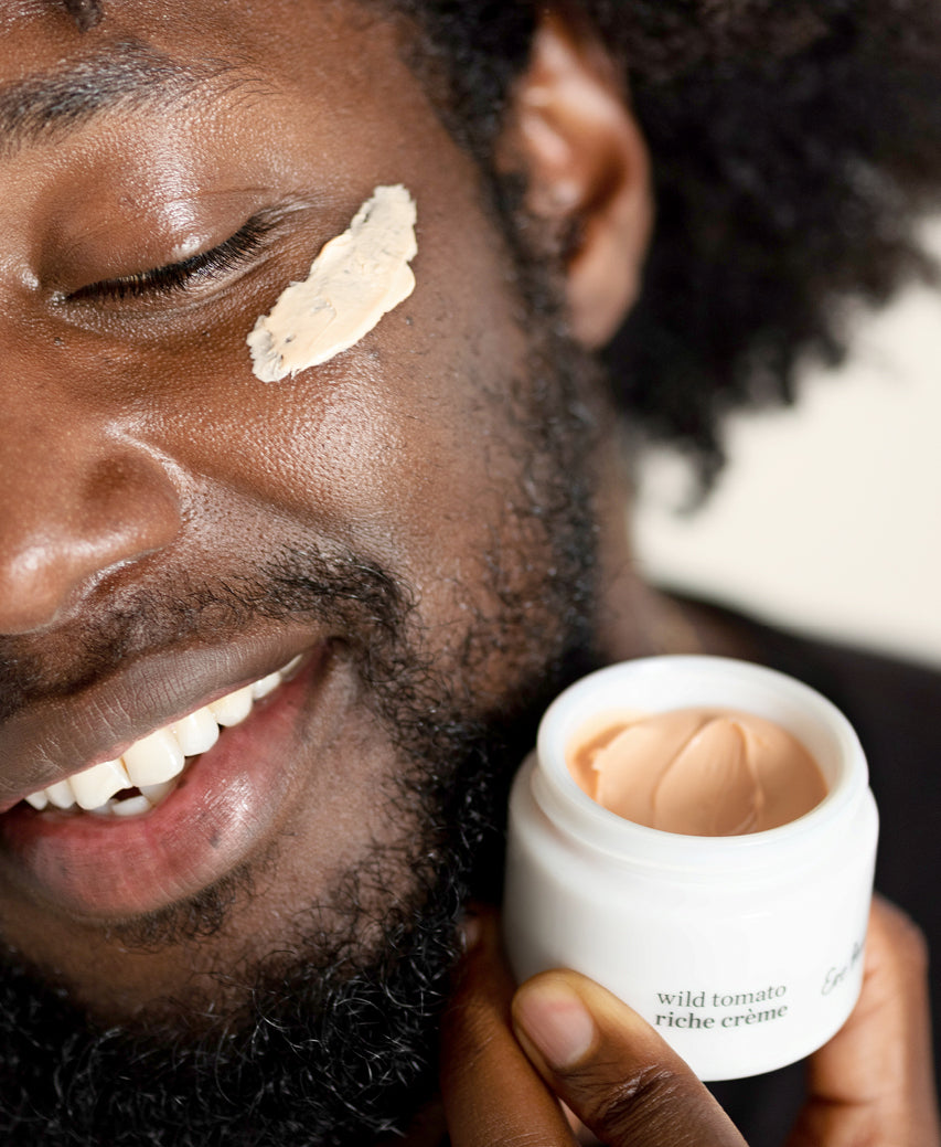 bio wild tomato riche crème by Ere Perez applied on the skin for a healthy glow