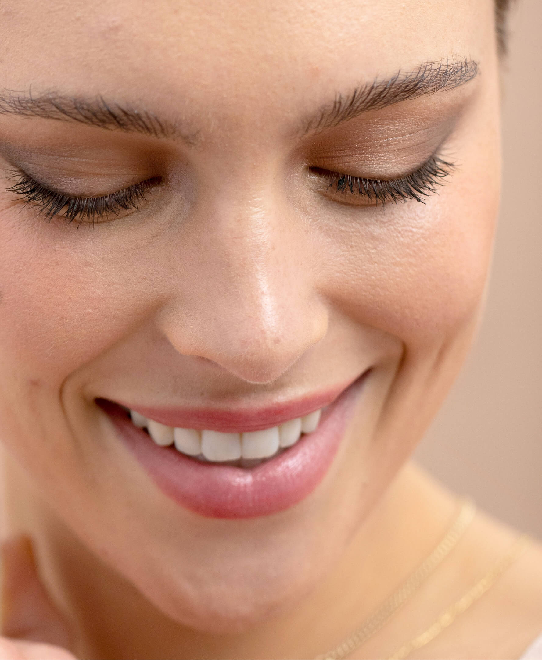 Delicate, all-natural arnica concealer applied on skin for clear complexion