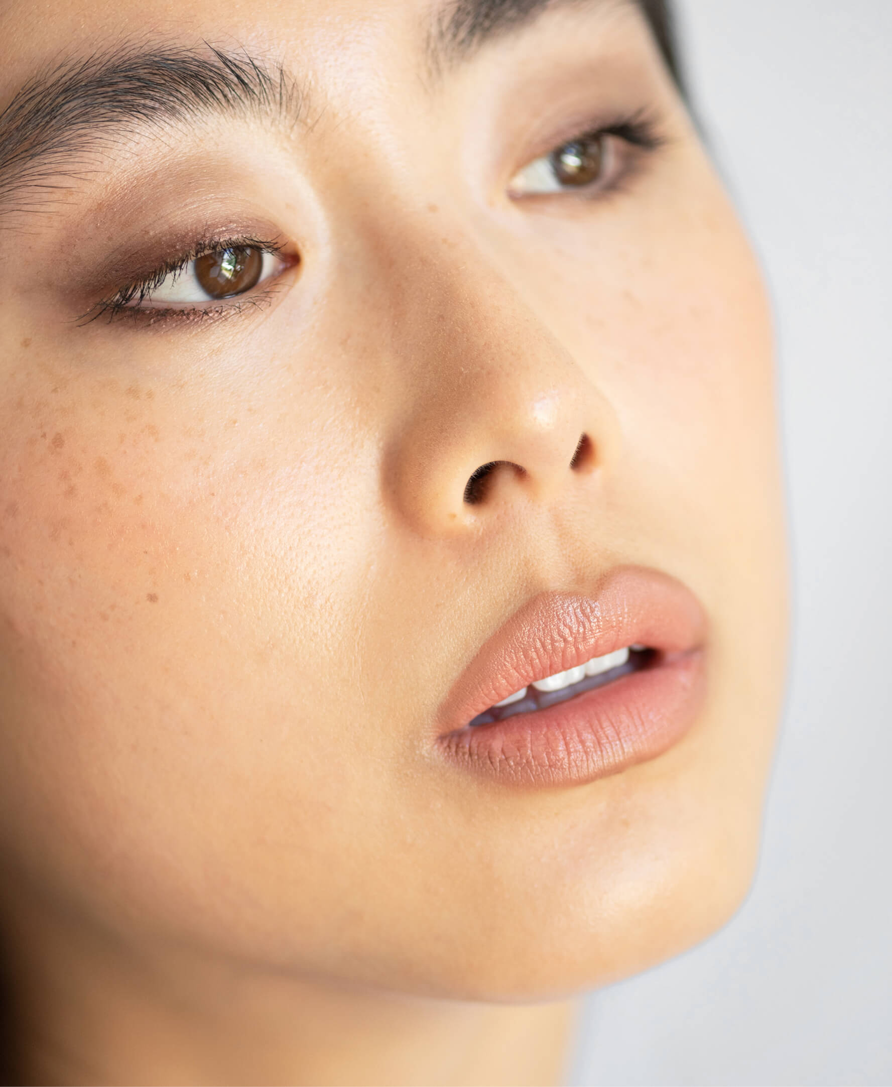 Natural & cruelty-free arnica all-cover concealer Ere Perez applied on skin