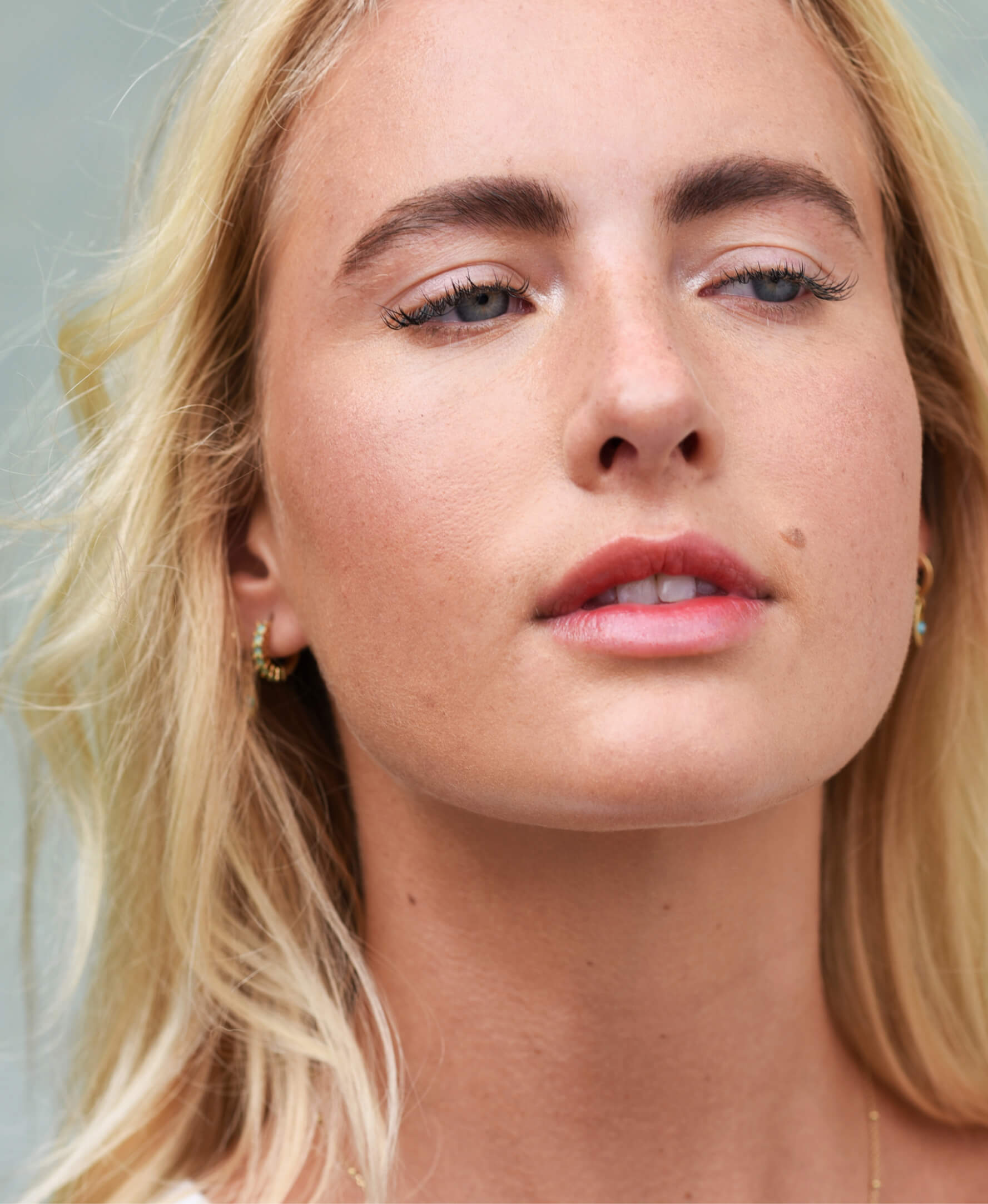 Natural & cruelty free arnica all-cover foundation applied on skin