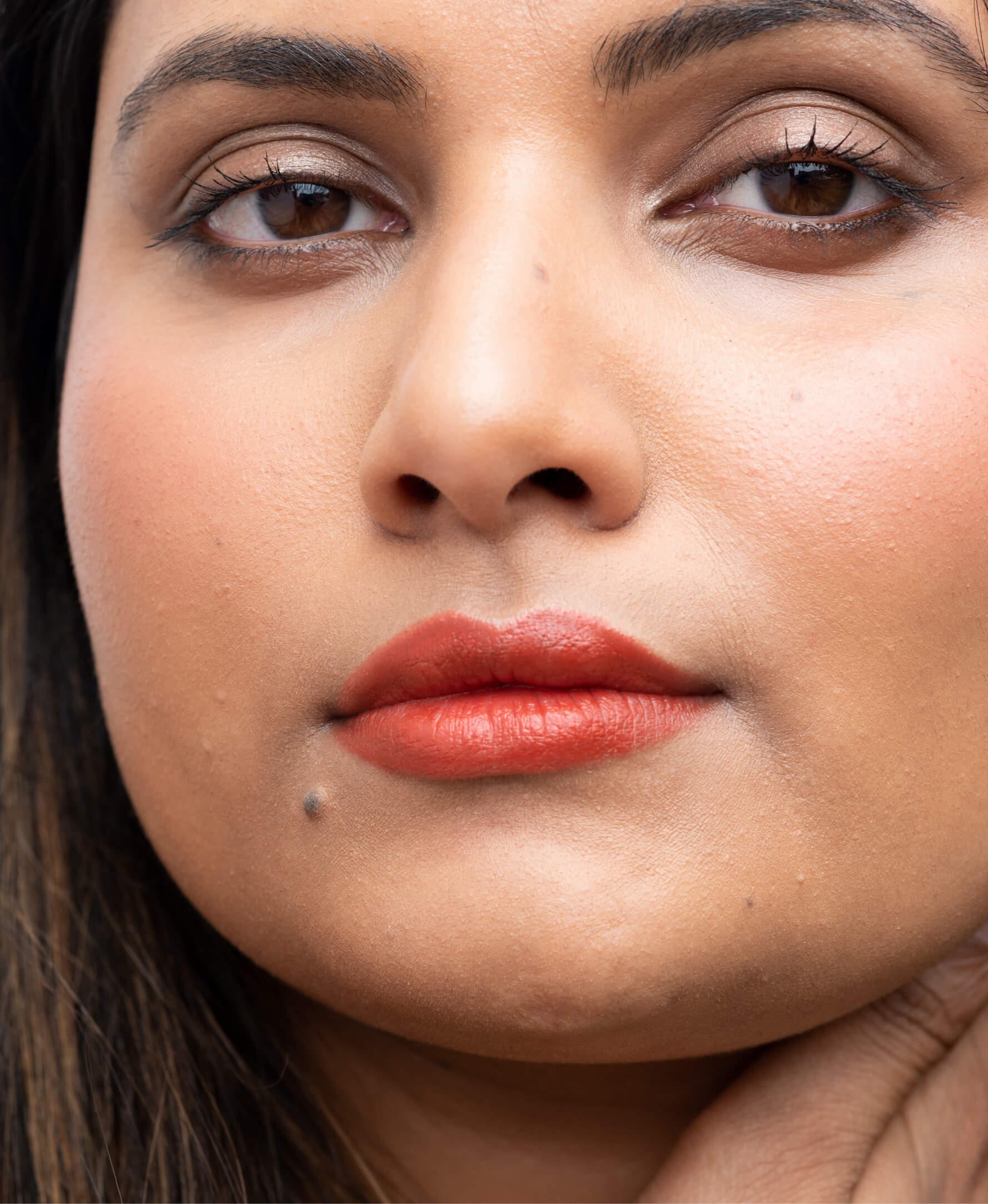 Gentle & vegan arnica all-cover foundation applied on skin