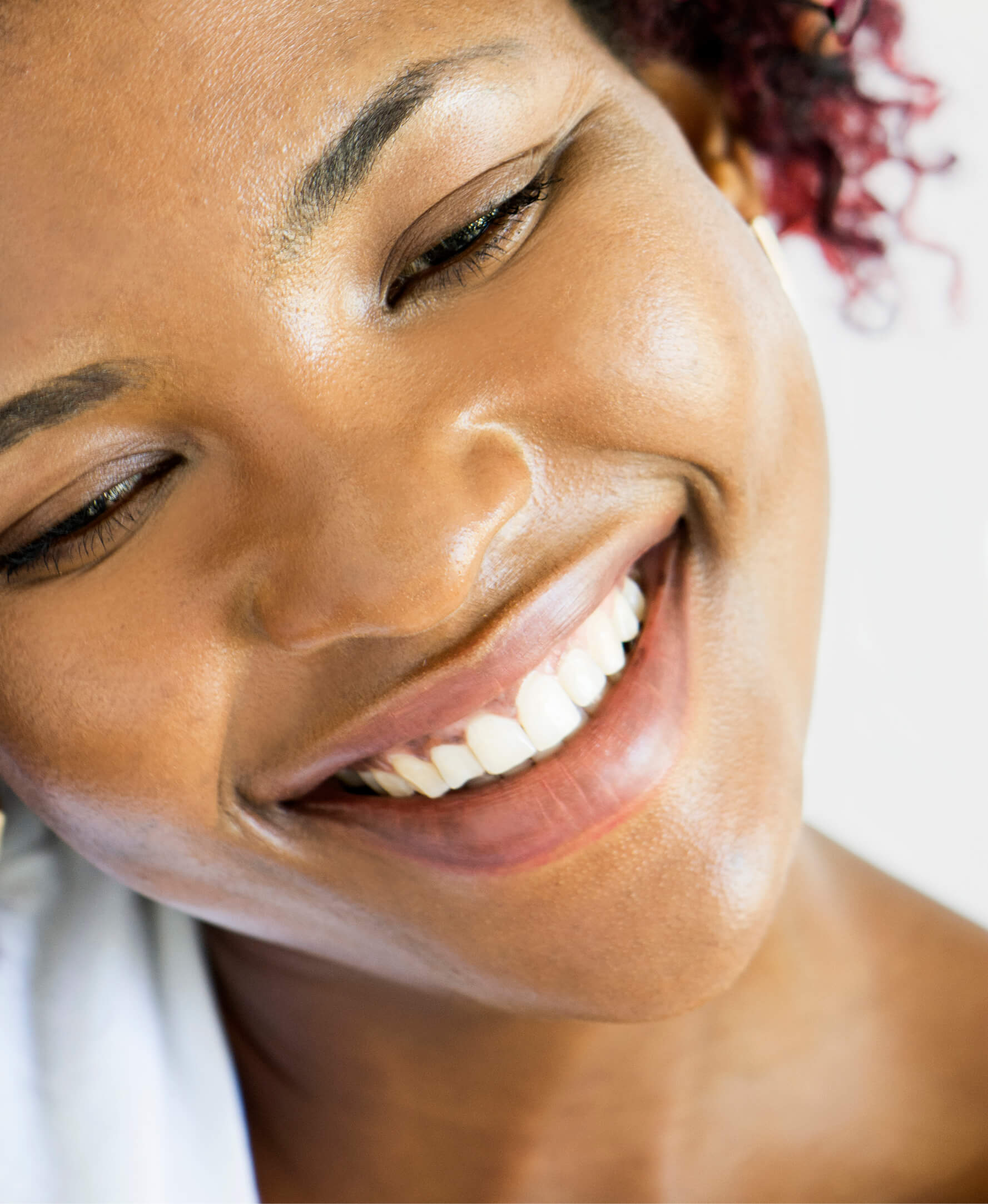 delicate & cruelty-free arnica concealer applied on sensitive skin for even complexion