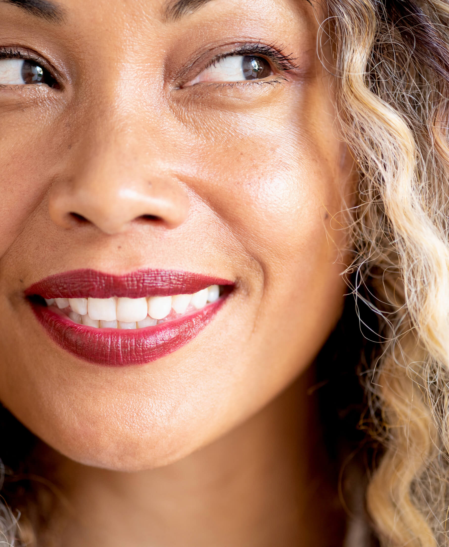 Cruelty-free & vegan arnica all-cover concealer applied on gentle skin