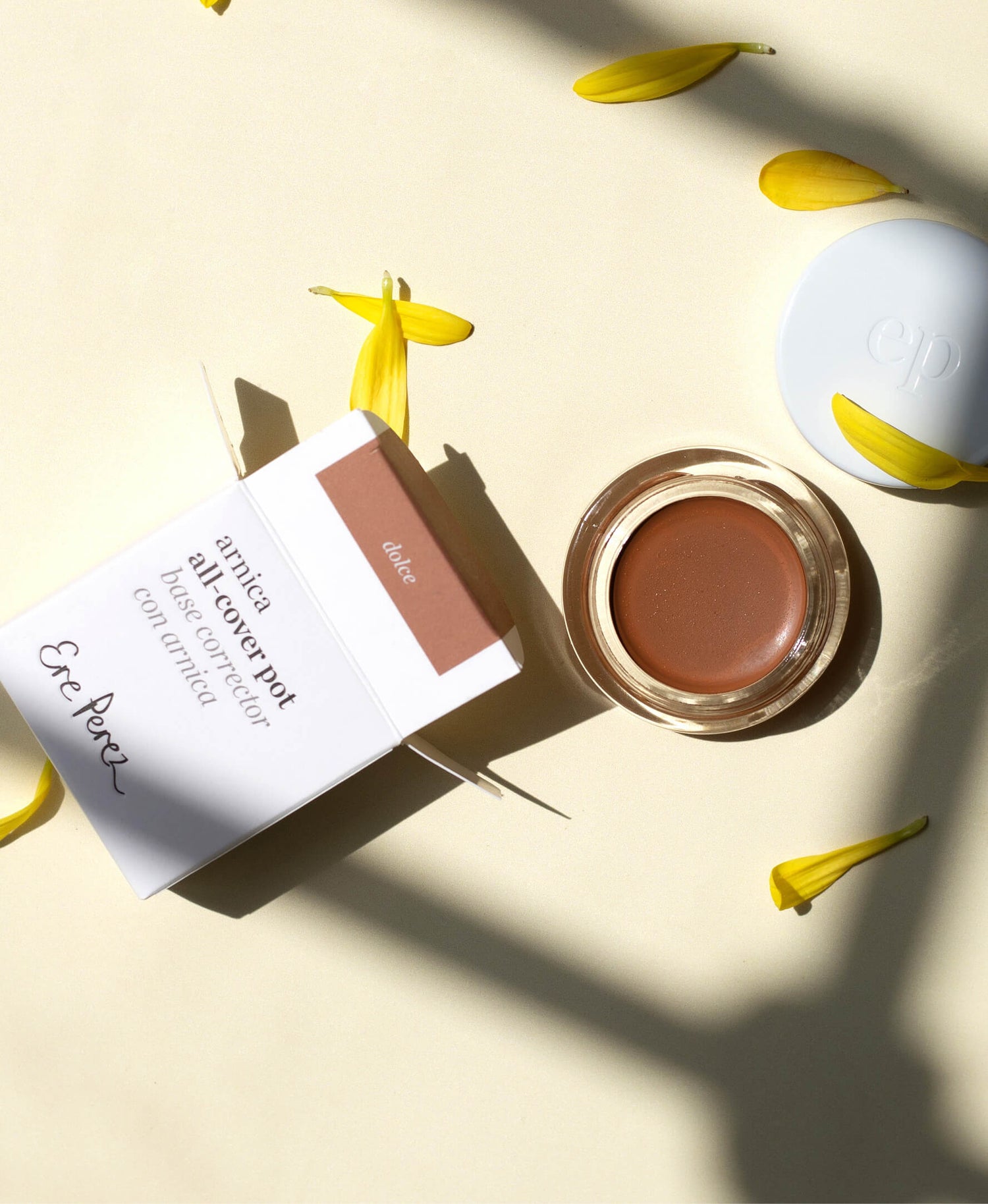 Organic and delicate pot of arnica all-cover concealer by Ere Perez