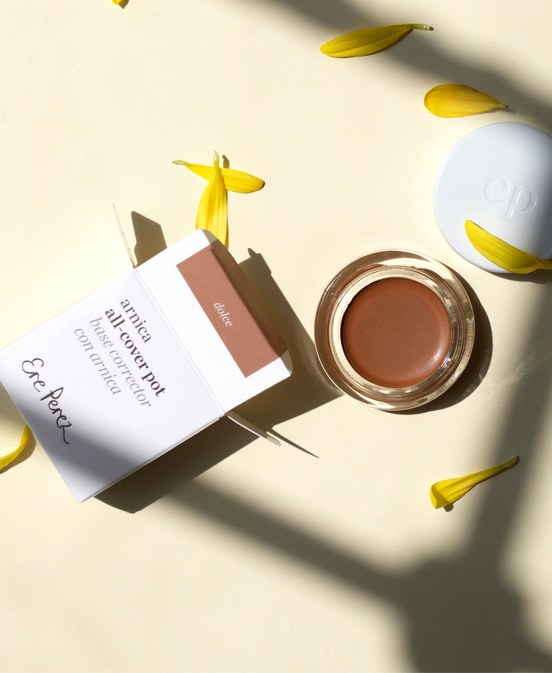 Organic and delicate pot of arnica all-cover concealer by Ere Perez