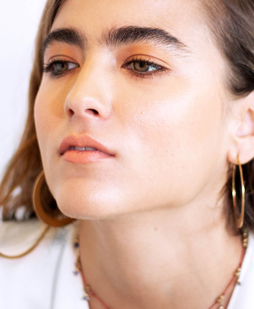 natural aloe gel lash & brow mascara by Ere Perez applied on the eyes for a light long-lasting hold to highlight your beautiful features