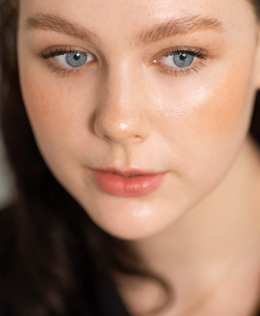 sustainable aloe gel lash & brow mascara by Ere Perez applied on sensitive eyes for a natural lift