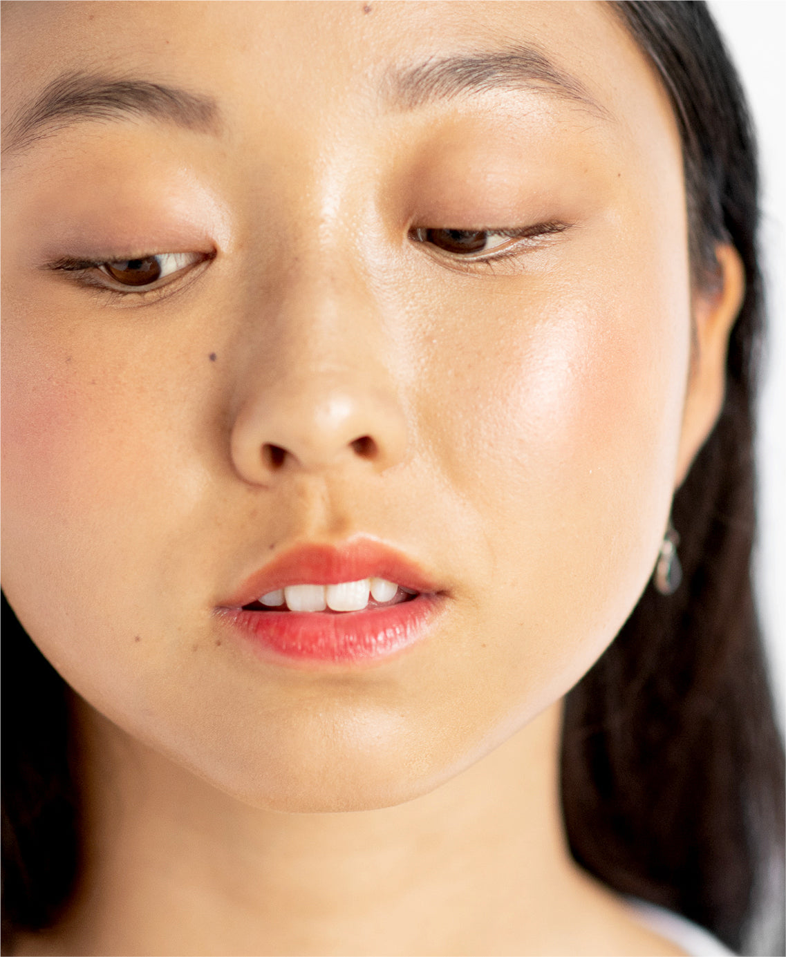 All-natural cruelty free arnica concealer applied on skin Ere Perez