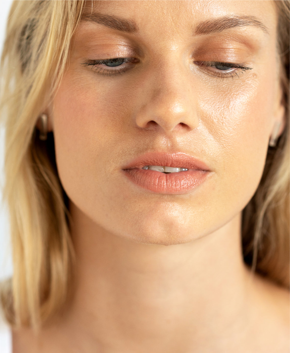 Vegan & gentle arnica all-cover concealer applied on skin for even complexion