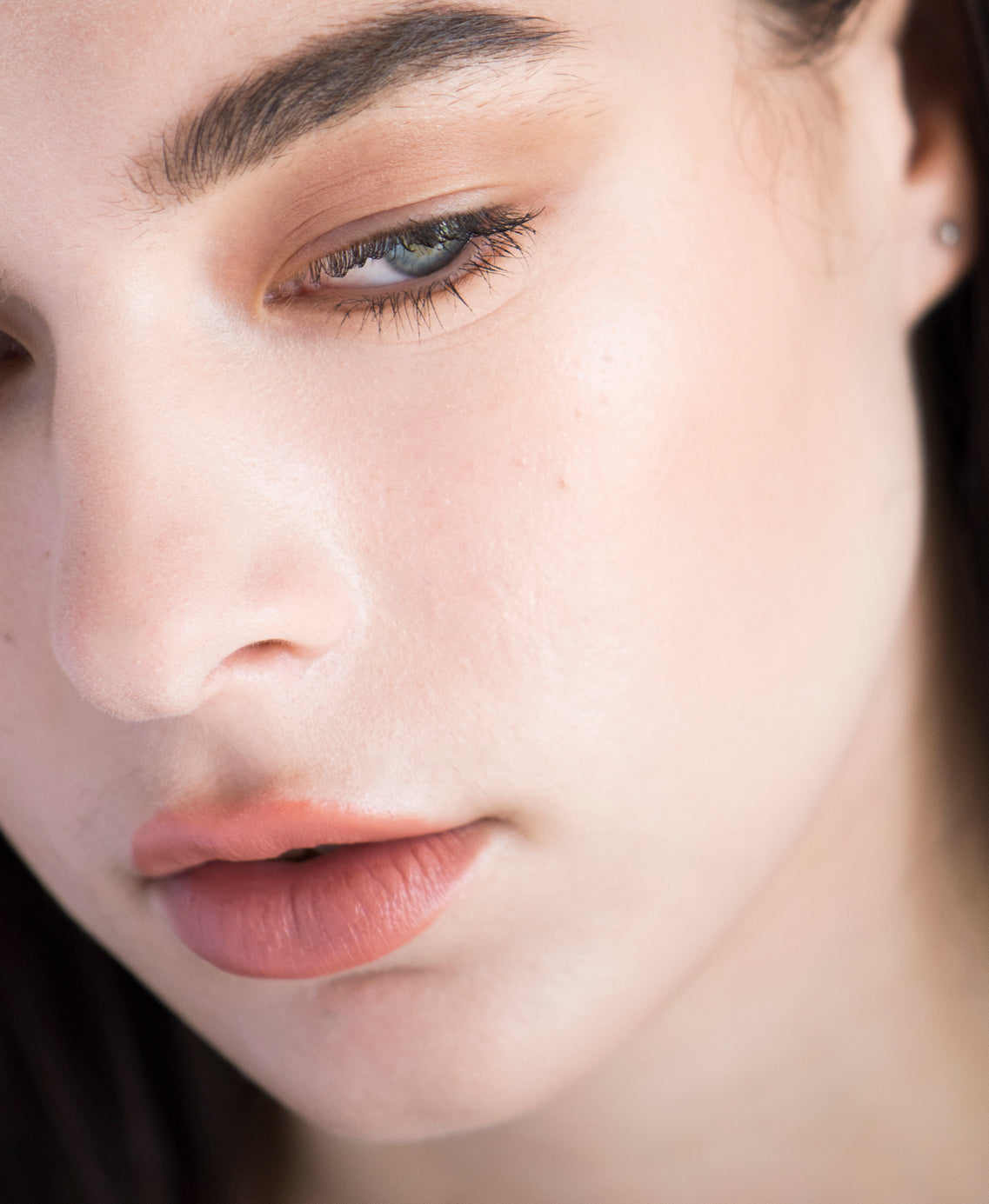 natural & delicate arnica concealer applied on skin for even complexion