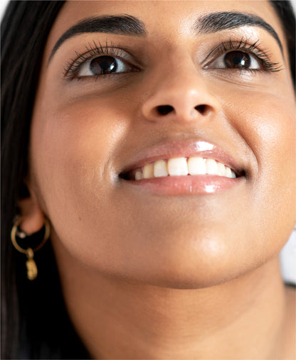 eco-friendly natural almond mascara by Ere Perez applied the lashes for a gentle long-lasting lift