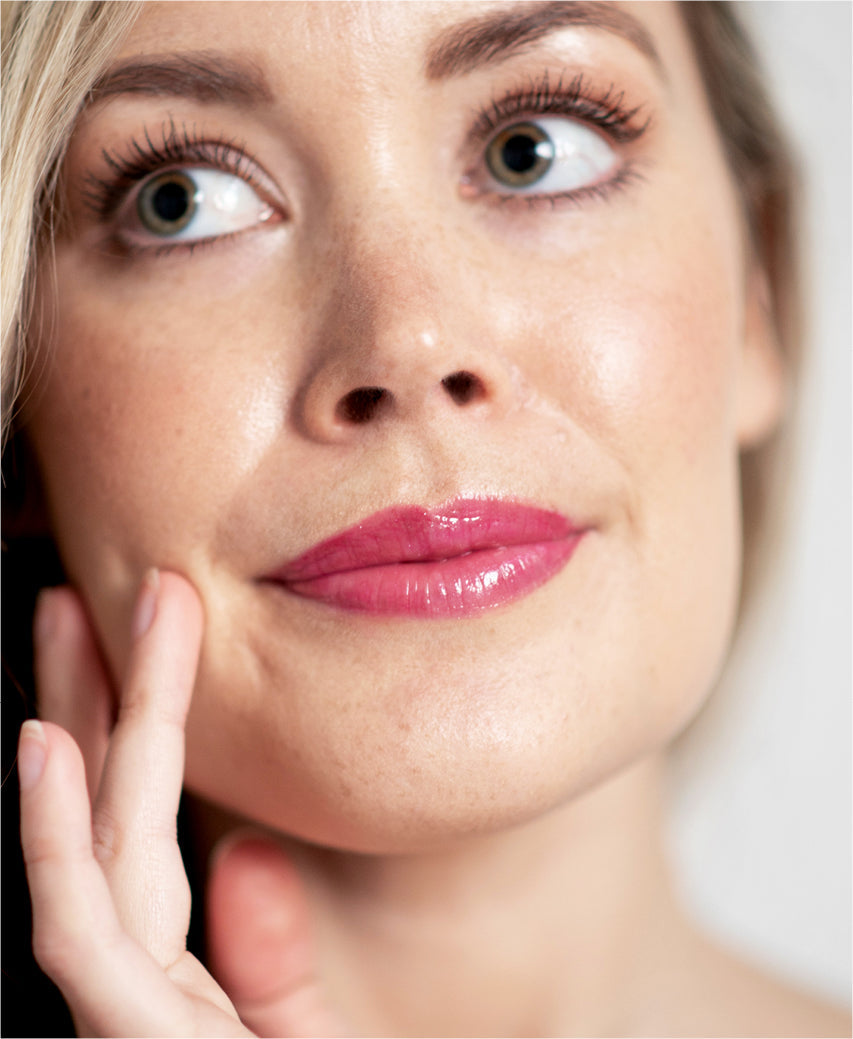 rosy natural mango lip honey by Ere Perez applied on the lips for a hydrating gloss