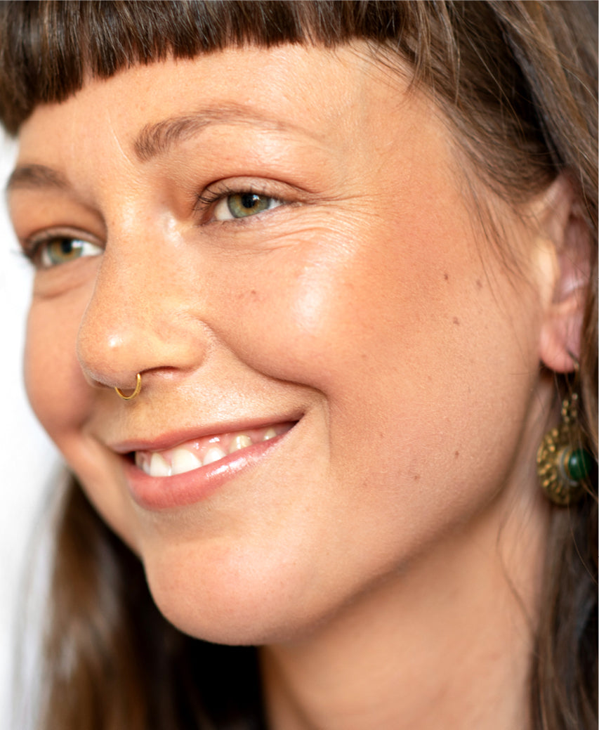 Organic & delicate rice powder bronzer Ere Perez applied on skin for a radiant look