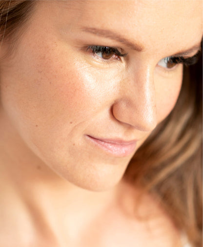 organic tapioca cheek colour by Ere Perez applied on the skin for a hydrated and brightened look