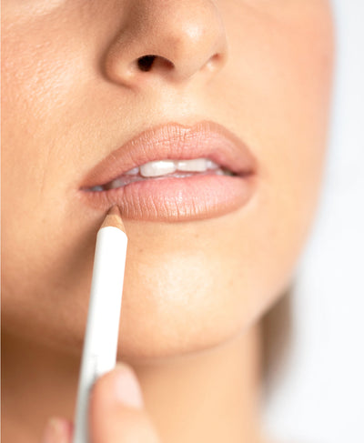 natural açai lip pencil by Ere Perez applied on the lips for a defined look 