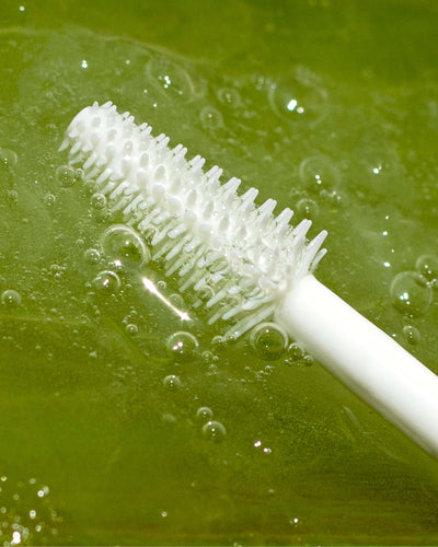 Organic aloe gel lash &amp; brow mascara bottle dipping in star ingredient: aloe