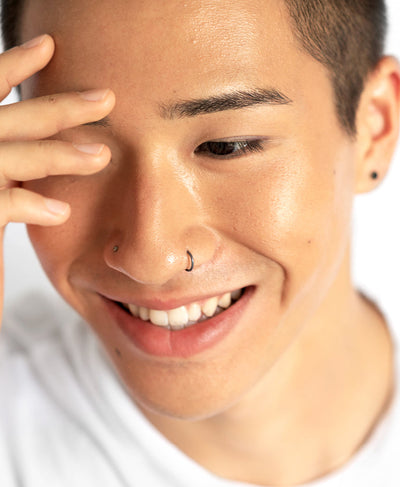 arnica all-cover natural and gentle foundation applied on the skin 