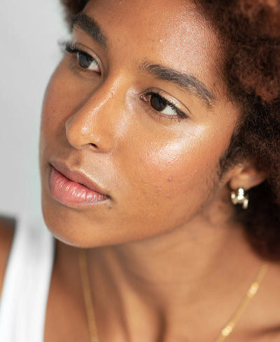 nourishing natural arnica all-cover foundation applied on skin Ere Perez 