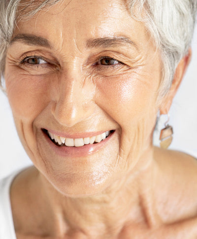 Organic &amp; cruelty free arnica all-cover foundation applied on skin 