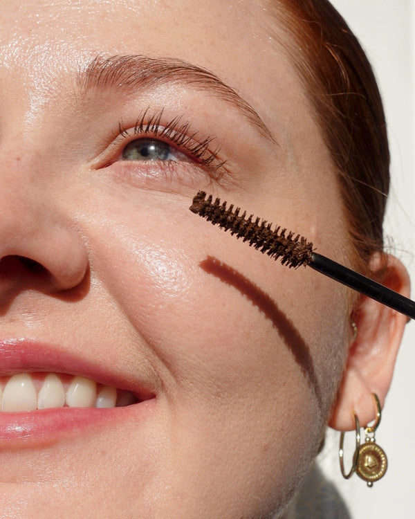 eco-friendly avocado waterproof mascara by Ere Perez in tube and applied on sensitive eyes for a gentle lengthening effect 