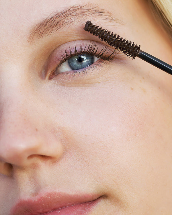 lash-growing &amp; clean avocado waterproof mascara by Ere Perez in tube and applied on sensitive eyes for a smudge-free lengthening effect 