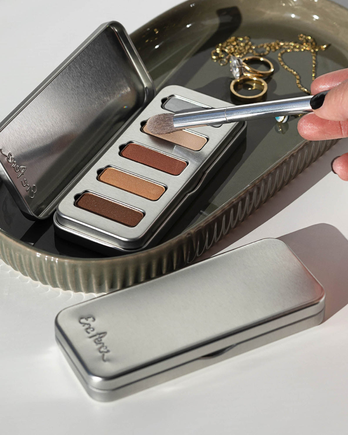 Eye duo brush with chamomile palette