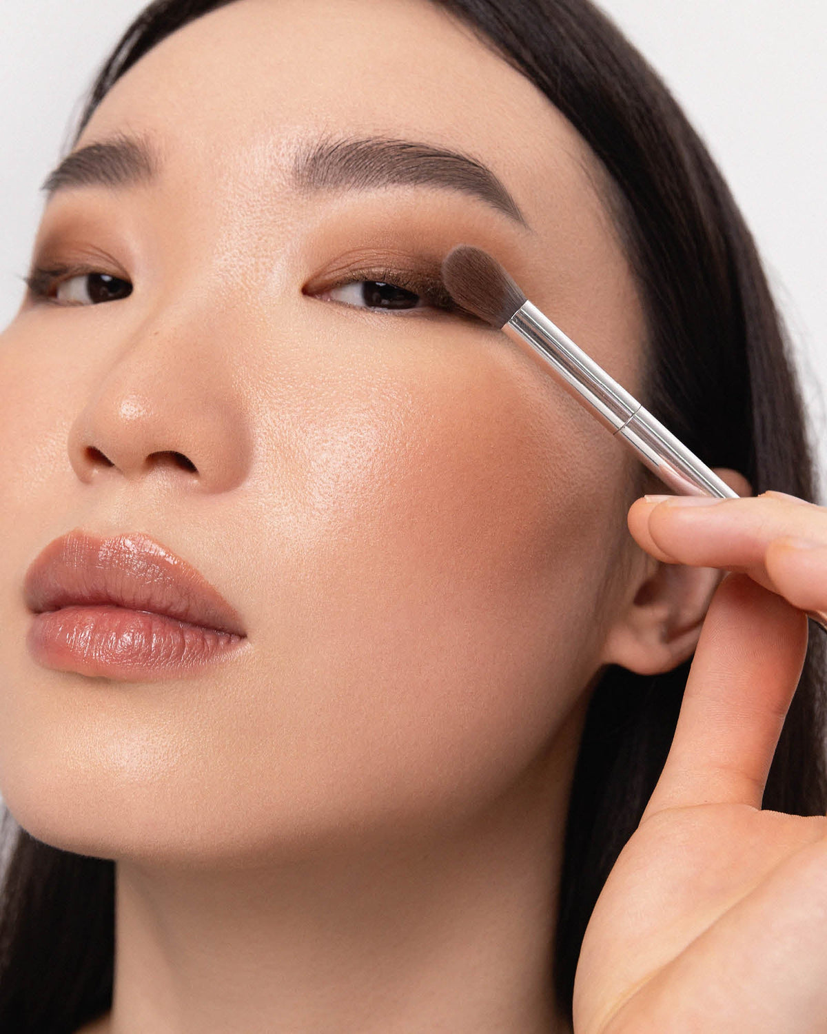 Model blending eyeshadow with eye duo brush
