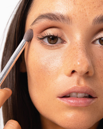 Eco vegan eye duo brush applying colour to eyelid