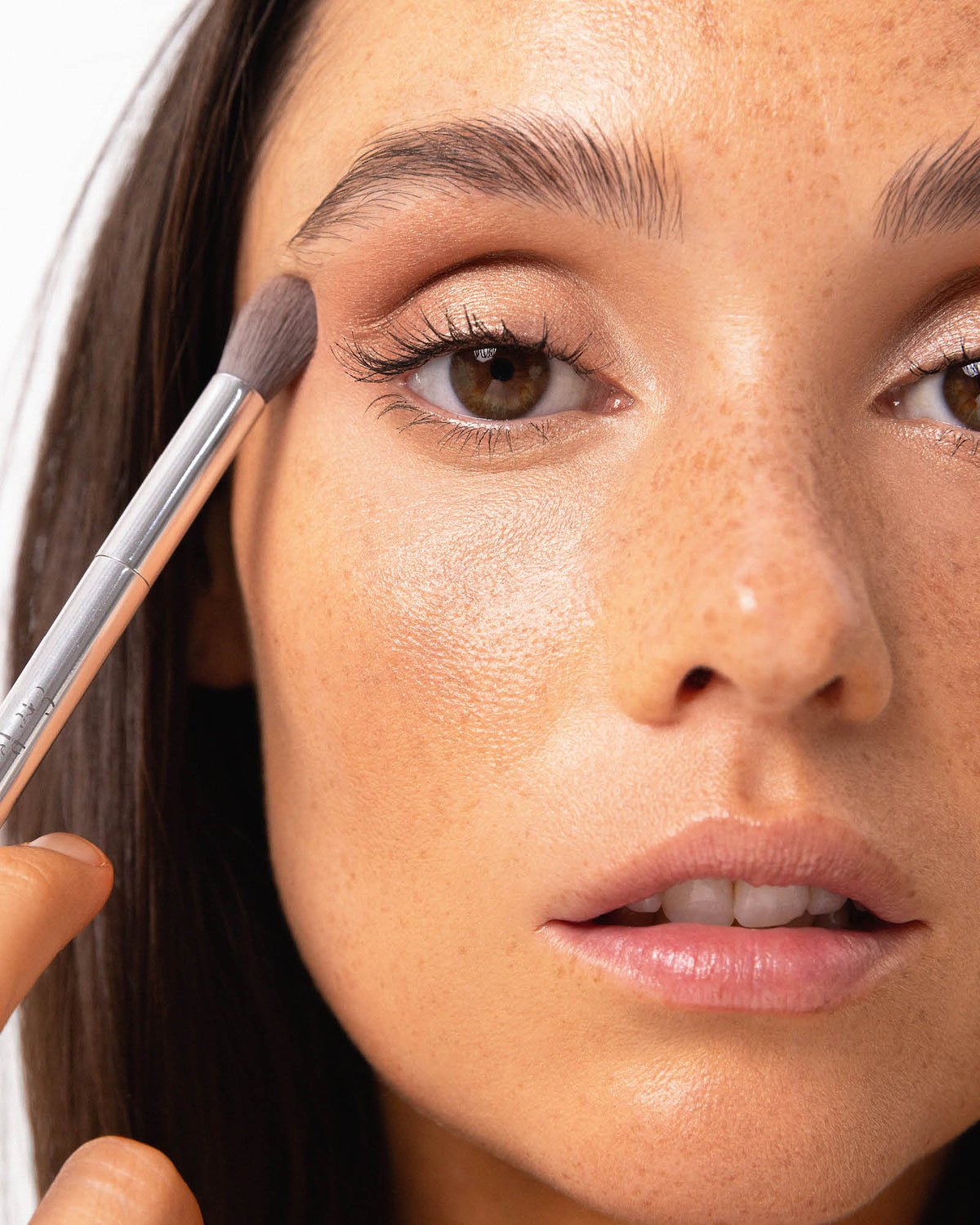 Eco vegan eye duo brush applying colour to eyelid