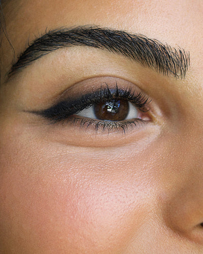 Natural jojoba eye pencil applied on the eyes for a defined contour 