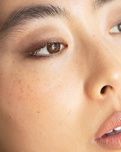 smudge eyeliner and eye shadow applied with natural jojoba eye pencil by Ere Perez