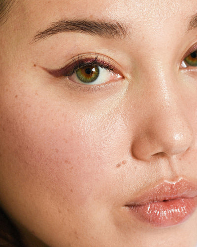 organic jojoba eyeliner applied on the skin for a rich defined line 